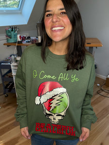 O Come All ‘Ye Grateful Green Santa Stealie Crewneck - Size S>2XL